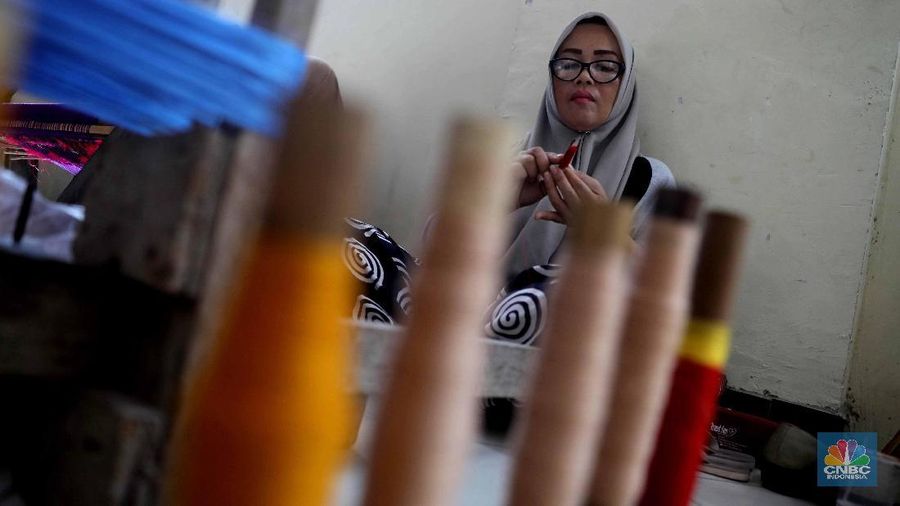Warga menyelesaikan pembuatan tenun bertema Ondel-ondel saat pelatihan tenun Betawi di Rusun Jatinegara Barat.