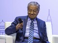 Mahathir Mimisan Saat Konferensi Pers, Dievakuasi Ajudan