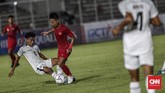 Beberapa kali pemain-pemain Timor Leste juga melakukan pendekatan sepak bola yang keras untuk menjaga pergerakan anak asuh Fakhri Husaini. (CNN Indonesia/Bisma Septalisma)