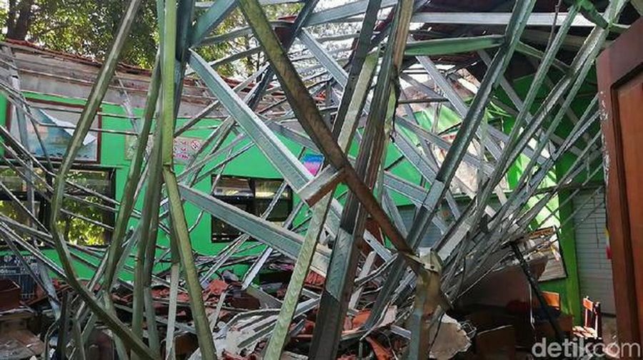 SDN Gentong di Pasuruan ambruk pada hari Selasa 5/11/2019. Nadiem turun melihat lokasi kejadian.