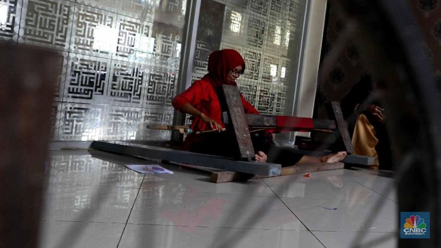 Warga menyelesaikan pembuatan tenun bertema Ondel-ondel saat pelatihan tenun Betawi di Rusun Jatinegara Barat.