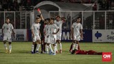 Wasit Payam Heidari memberi kartu merah kepada Nelson Pinto yang menendang kepala Amiruddin Bagus Kahfi pada menit ke-58. (CNN Indonesia/Bisma Septalisma)