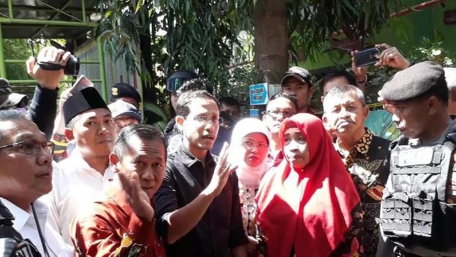 SDN Gentong di Pasuruan ambruk pada hari Selasa 5/11/2019. Nadiem turun melihat lokasi kejadian.