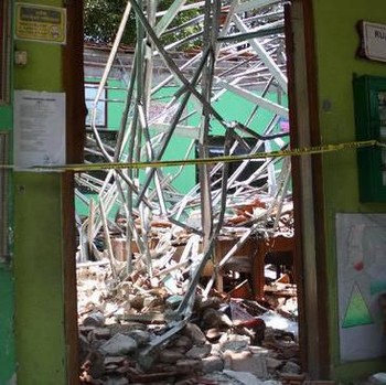 Nadiem Hampir Menitikkan Air Mata Lihat SD Ambruk di Pasuruan