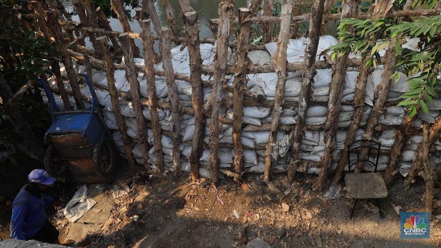 Pemukiman pinggir Kali Rawajati kerap kebanjiran.