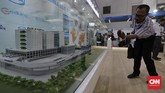 Pengunjung mengamati miniatur gedung yang dipamerkan di salah satu stan pameran Konstruksi Indonesia 2019 di JI Expo Kemayoran, Jakarta, Kamis (7/11). (CNN Indonesia/Adhi Wicaksono)