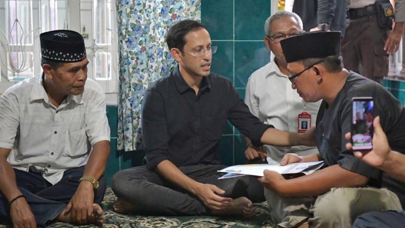 Nadiem mengunjungi SD ambruk di Pasuruan dan melayat ke rumah keluarga korban.