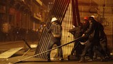 Seorang demonstran berusia 20 tahun dilaporkan tewas saat bentrokan antara massa pro dan anti-pemerintah, menjadikan total korban tewas mencapai tiga orang. (AP Photo/Juan Karita)