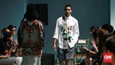 Lukisan abstrak, impresionisme, motif eksotis, desain interior yang antik dirajut menjadi busana pria dan wanita yang elegan. (CNN Indonesia/Andry Novelino)