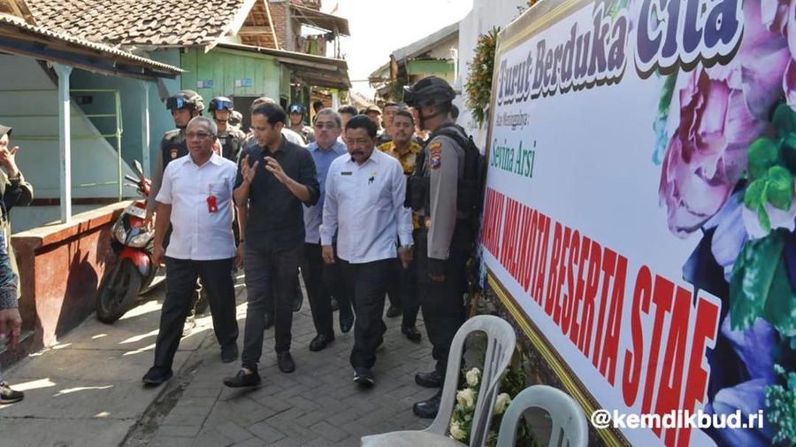 Nadiem mengunjungi SD ambruk di Pasuruan dan melayat ke rumah keluarga korban.