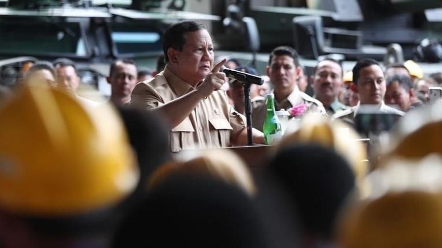 Kunjungan menteri pertahanan ke PT Pindad di Bandung.