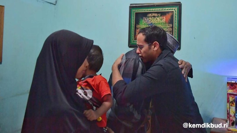 Nadiem mengunjungi SD ambruk di Pasuruan dan melayat ke rumah keluarga korban.