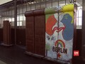VIDEO:Cokelat 'Jumbo' Replika Tembok Berlin Bakal Diruntuhkan