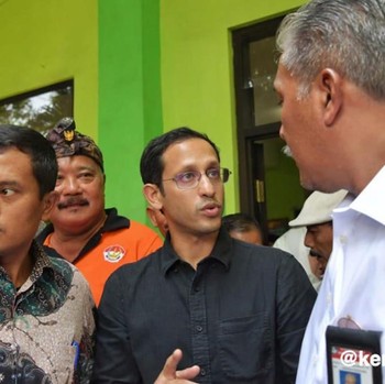 Gaya Santai Nadiem Makarim Kunjungi SD Ambruk di Pasuruan