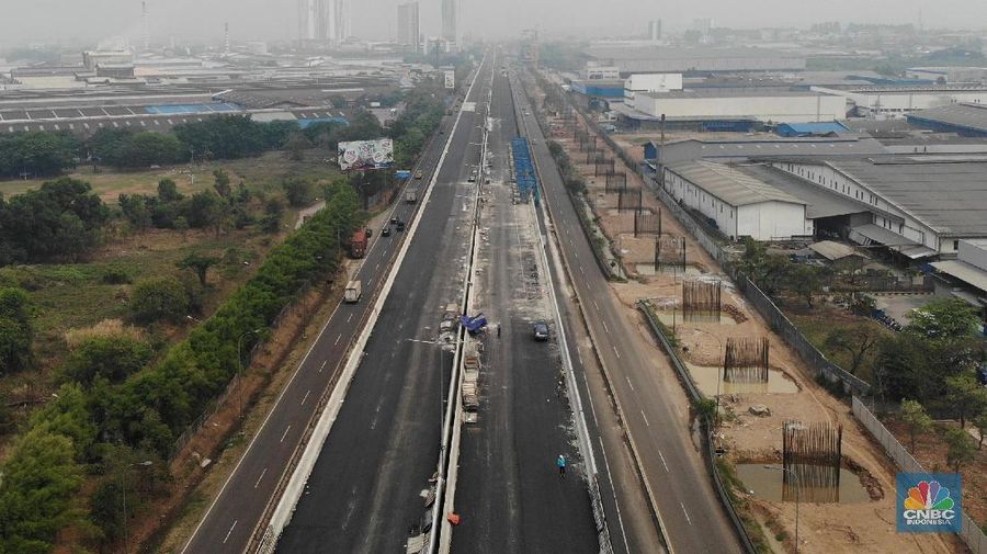 Tol layang Jakarta-Cikampek selama proses pembangunannya menciptakan 'neraka' kemacetan yang parah.