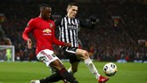 Bek kanan Manchester United Aaron Wan-Bissaka berduel dengan bek kiri Partizan Belgrade dalam laga lanjutan fase grup Liga Europa yang berkesudahan 3-0 untuk kemenangan The Red Devils. (AP Photo/Dave Thompson)