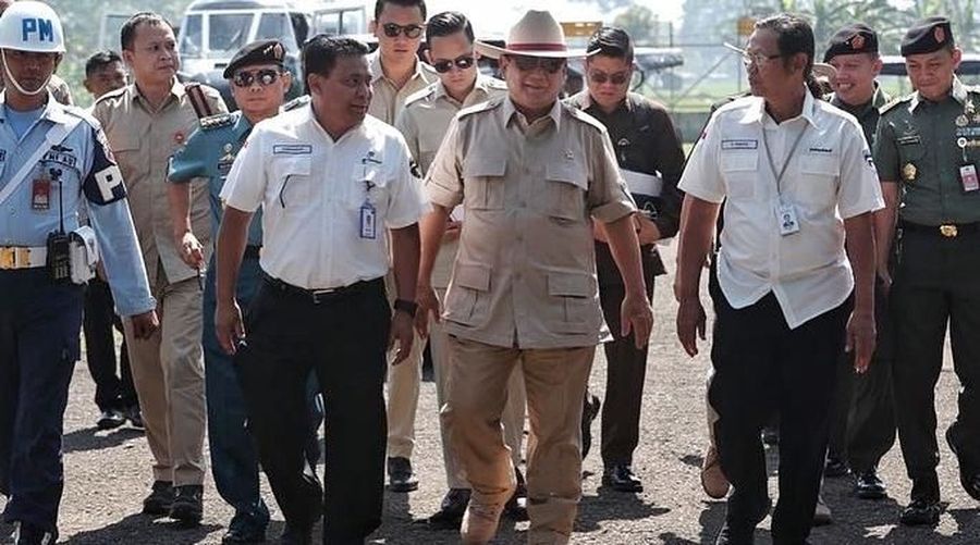 Kunjungan menteri pertahanan ke PT Pindad di Bandung.