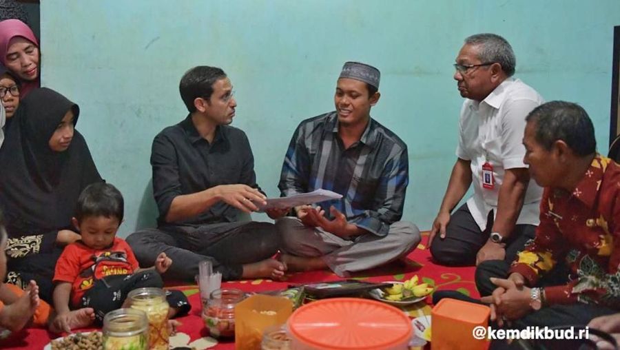 Nadiem mengunjungi SD ambruk di Pasuruan dan melayat ke rumah keluarga korban.