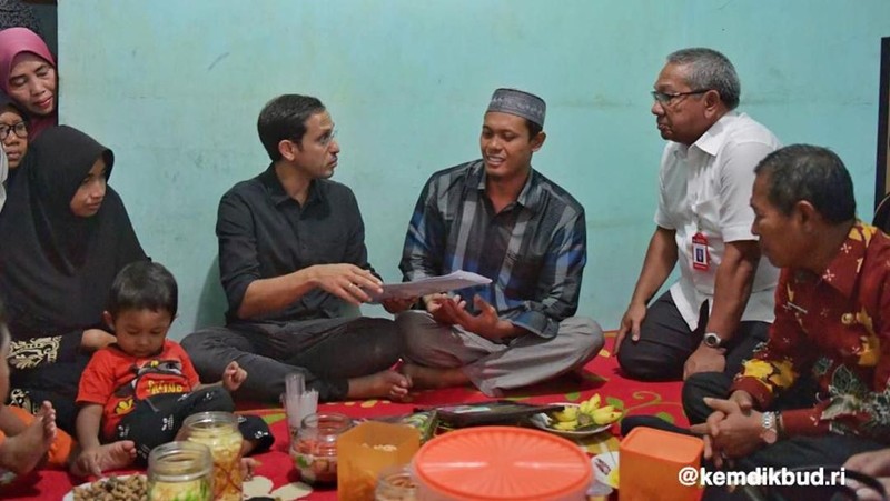 Nadiem mengunjungi SD ambruk di Pasuruan dan melayat ke rumah keluarga korban.