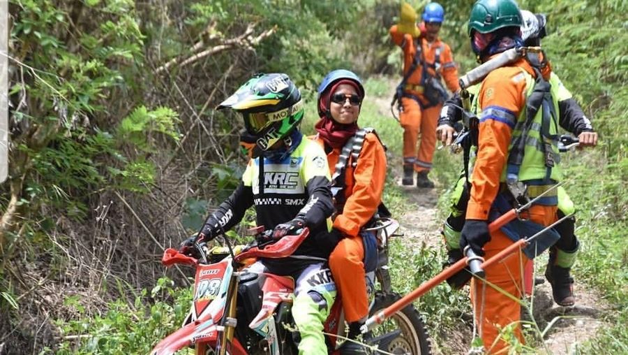 Dalam melakukan pekerjaan yang penuh resiko ini ternyata PLN mempunyai tim yang keseluruhannya adalah wanita, tim ini dinamakan Tim Srikandi.