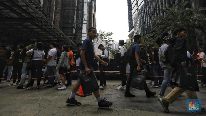 Pengunjung memadatai Urban Sneaker Society 2019 (CNBC Indonesia/ Andrean Kristianto) Ribuan pengunjung terlihat mengantre masuk ke plaza Gedung District 8, SCBD, Jakarta Selatan (08/11/2019). Terdapat beberapa brand sepatu yang merilis produk hasil kolaborasi eksklusifnya, diantaranya sepatu Compass, Untold, Rafheoo Footwear, hingga G-Shock. Selain itu, ada pula kolaborasi eksklusif seperti ublic Culture, FR2 (Fxxcking Rabbit), Atmos, hingga Round Two by Sean Wotherspoon.(CNBC Indonesia/ Andrean Kristianto)
