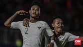 Upaya Timnas Indonesia U-19 untuk mencetak gol membuahkan hasil di menit ke-24 lewat Bagas Kaffa. Bagas melakukan overlap dan menaklukkan kiper lawan usai melakukan umpan 1-2 dengan David Maulana. (CNN Indonesia/Bisma Septalisma)