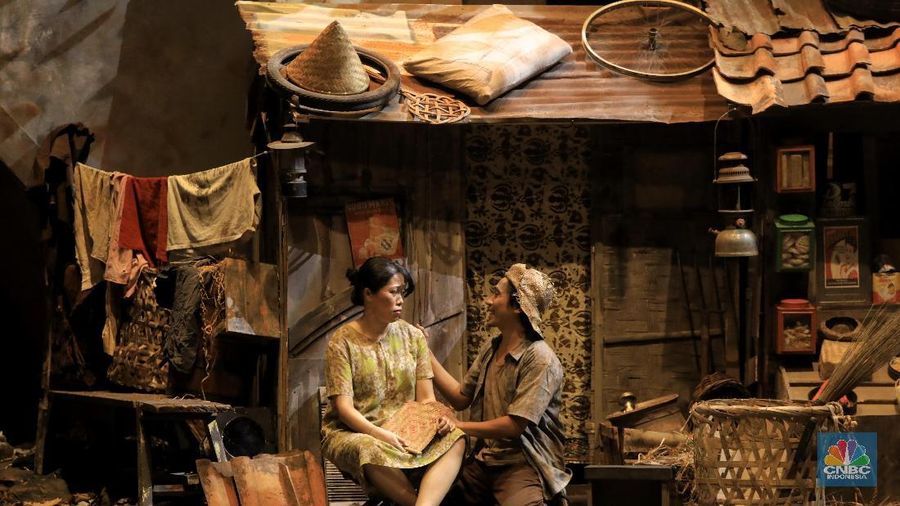 Jakarta, 7 November 2019 - Sebagai salah satu kelompok teater paling produktif di Indonesia, Teater Koma kembali dengan produksi terbarunya berjudul J.J Sampah-Sampah Kota yang didukung oleh Bakti Budaya Djarum Foundation. Lakon yang menjadi produksi ke-159 ini akan dipentaskan pada 8 - 17 November 2019 di Graha Bhakti Budaya, Taman Ismail Marzuki, Jakarta.

 

Lakon J.J Sampah-Sampah Kota ini berkisah tentang sepasang suami istri bernama Jian dan Juhro yang hidup di sebuah gubuk di kolong jembatan. Jian bekerja sebagai kuli pengangkut sampah. Ia digaji harian dan tidak punya jaminan masa depan. Meski begitu dia tetap bekerja dengan jujur, rajin, giat dan gembira. Bersama Juhro, yang tengah hamil tua, dia hidup bahagia.

 

Semua ini tak lepas dari pengawasan Mandor Kepala dan tiga mandor bawahannya, Tiga Pemutus. Mereka ingin melihat sampai sejauh mana kejujuran Jian bisa dipertahankan. Suatu hari, Para Pemutus menjatuhkan tas berisi uang yang amat banyak di sekitar tempat Jian bekerja. Jian panik. Apa yang sebaiknya dia lakukan?

 

Lakon ini ditulis oleh N. Riantiarno dan telah dipentaskan oleh Teater Koma pada 1979. Setelah 40 tahun berlalu, Teater Koma kembali mementaskan lakon ini dengan arahan Rangga Riantiarno yang berperan sebagai sutradara. Ini merupakan kali kedua penyutradaraannya di Teater Koma setelah Antigoneo pada 2011 yang lalu.

 

Pementasan J.J Sampah-Sampah Kota kali ini didukung oleh aktor-aktor kawakan seperti Idries Pulungan, Budi Ros, Daisy Lantang, Ratna Ully, Ohan Adiputra, Tuti Hartati, Ade Firman Hakim, Raheli Dharmawan, Toni Tokim, Hengky Gunawan, Angga Yasti, Suntea Sisca, Bayu Dharmawan, Andhini Puteri Lestari, Sekar Dewantari, Febri Siregar, Dana Hassan, Radhen Darwin, Palka Kojansow, Pandu Pangestu, Zulfi Ramdoni, dan masih banyak lagi. Tata busana Alex Fatahillah bersama tata rias karya Subarkah Hadisarjana dan tata rambut garapan Sena Sukarya dengan dukungan PAC Martha Tilaar akan berpadu dengan tata artistik garapan Idries Pulungan, tata cahaya besutan Deray Setyadi, latar animasi dan multimedia olahan Deden Bulqini.

(CNBC Indonesia/ Andrean Kristianto)