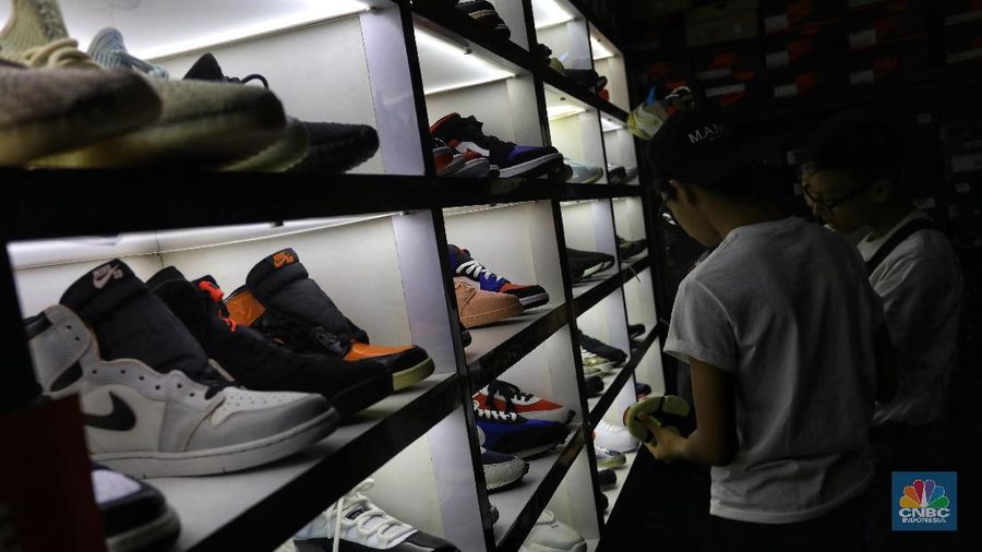 Ribuan pengunjung terlihat mengantre masuk ke plaza Gedung District 8, SCBD, Jakarta Selatan (08/11/2019). Terdapat beberapa brand sepatu yang merilis produk hasil kolaborasi eksklusifnya, diantaranya sepatu Compass, Untold, Rafheoo Footwear, hingga G-Shock. Selain itu, ada pula kolaborasi eksklusif seperti ublic Culture, FR2 (Fxxcking Rabbit), Atmos, hingga Round Two by Sean Wotherspoon.(CNBC Indonesia/ Andrean Kristianto)