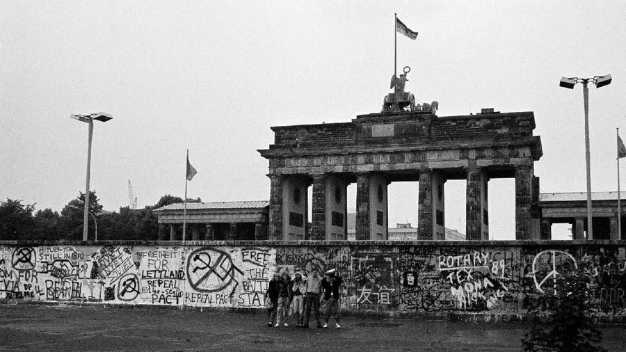 Tembok Berlin, sebuah simbol global pemisah Timur dan Barat, perang antara komunisme dan kapitalisme.