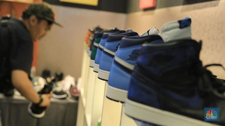 Ribuan pengunjung terlihat mengantre masuk ke plaza Gedung District 8, SCBD, Jakarta Selatan (08/11/2019). Terdapat beberapa brand sepatu yang merilis produk hasil kolaborasi eksklusifnya, diantaranya sepatu Compass, Untold, Rafheoo Footwear, hingga G-Shock. Selain itu, ada pula kolaborasi eksklusif seperti ublic Culture, FR2 (Fxxcking Rabbit), Atmos, hingga Round Two by Sean Wotherspoon.(CNBC Indonesia/ Andrean Kristianto)