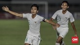David Maulana menambah keunggulan Timnas Indonesia U-19 menjadi 3-0 lewat tendangan bebas. Tendangan kaki kiri David tak mampu dibendung kiper lawan dengan sempurna. (CNN Indonesia/Bisma Septalisma)