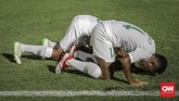 Timnas Indonesia U-19 mengakhiri babak pertama dengan keunggulan 2-0. Gol kedua dicetak oleh Fajar Fathur Rahman memanfaatkan umpan matang Supriadi. (CNN Indonesia/Bisma Septalisma)