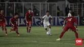 Timnas Indonesia U-19 langsung berusaha menekan pertahanan Hong Kong sejak laga dimulai. (CNN Indonesia/Bisma Septalisma)