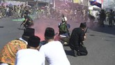Aksi teatrikal ini juga disaksikan ribuan warga Surabaya yang memadati jalan-jalan dan dengan antusias menonton. (ANTARA FOTO/Zabur Karuru)