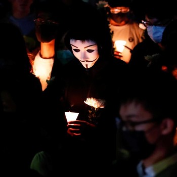 Demo Telan Korban Mahasiswa, Ribuan Warga Hong Kong Berduka