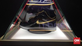 Sneaker Rp130 Juta,Berlapis Emas 24 Karat dan 4.100 Swarovski