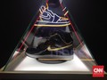 Sneaker Rp130 Juta,Berlapis Emas 24 Karat dan 4.100 Swarovski