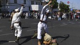 Acara Parade Juang Surabaya sendiri merupakan ajang tahunan karena itu kerap dinanti-nantikan oleh masyarakat Surabaya. (ANTARA FOTO/Zabur Karuru)