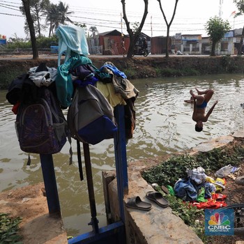 Mengintip Aktivitas Warga Pakai Air Kali Cisadane yang Butek