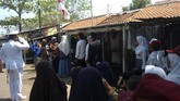 Siswa SD, pemulung, pedagang asongan dipimpin oleh Komandan Pangkalan TNI Angkatan Laut Tegal Letkol Marinir Ridwan Aziz melakukan penghormatan bendera Merah Putih saat mengikuti upacara bendera dalam rangka hari Pahlawan di Taman Bacaaan Masyarakat Sakila Kerti, Pelabuhan Tegal, Jateng (10/11). (ANTARA FOTO/Oky Lukmansyah)