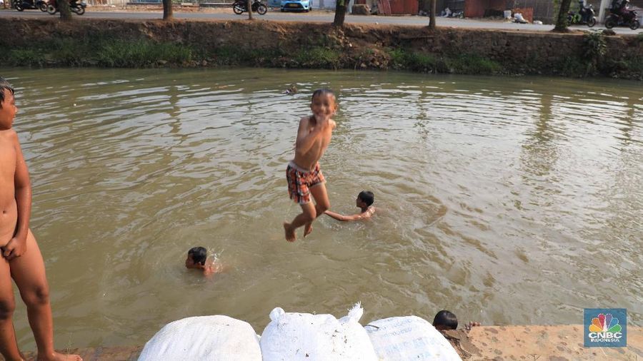 Warga setempat sudah terbiasa dengan kondisi tersebut.