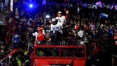 Ribuan orang turun ke jalanan Kota Cervera ketika Marc Marquez dan Alex Marquez melakukan pawai keberhasilan merebut gelar juara dunia MotoGP dan Moto2 2019. (JOSE JORDAN / AFP)