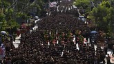 Pramuka menampilkan Tarian Indonesia Menari bersama dalam rangka memperingati Hari Pahlawan di Lampung, Minggu (10/11/2019). Kegiatan tersebut diikuti oleh 25.630 penari Pramuka tersebut berhasil memecahkan rekor Museum Rekor Indonesia (MURI) sebagai rekor peserta penari terbanyak. (ANTARA FOTO/Ardiansyah)