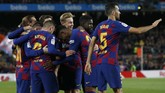 Para pemain Barcelona merayakan gol ke gawang Celta Vigo. Kemenangan atas Celta membuat Barcelona tetap di puncak klasemen dengan keunggulan selisih gol atas Real Madrid. (AP Photo/Joan Monfort)