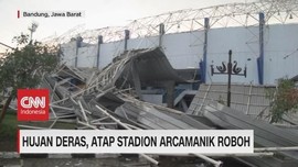 VIDEO: Hujan Deras, Atap Stadion Arcamanik Roboh