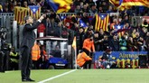Pelatih Barcelona Ernesto Valverde memberi instruksi kepada para pemain. Hattrick Lionel Messi pada menit ke-58 membuat Barcelona lebih tenang dalam menghadapi Celta Vigo. (AP Photo/Joan Monfort)