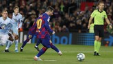 Barcelona membuka keunggulan pada menit ke-23 ketika penalti Lionel Messi mengecoh kiper Ruben Blanco. Penalti didapat Barcelona setelah Joseph Aidoo melakukan handball. (AP Photo/Joan Monfort)