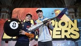 Marc Marquez (kiri) memegang bola 8 sebagai penanda gelar juara dunia yang pernah diraihnya, sementara Alex memegang dart. (JOSE JORDAN / AFP)