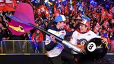 Marc Marquez dan Alex Marquez foto bersama di atas panggung dengan latar belakang ribuan pendukung di Cervera. (JOSE JORDAN / AFP)