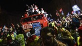 Marc Marquez dan Alex Marquez diarak menggunakan bus atap terbuka. Ini adalah kali kedua setelah musim 2014 Marc dan Alex sama-sama merebut gelar juara dunia Grand Prix. (JOSE JORDAN / AFP)